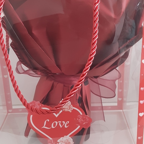 Handcrafted Red Crochet Flower Bouquet Come In A Clear Gift Box/w Red Heart - Picture 4 of 4